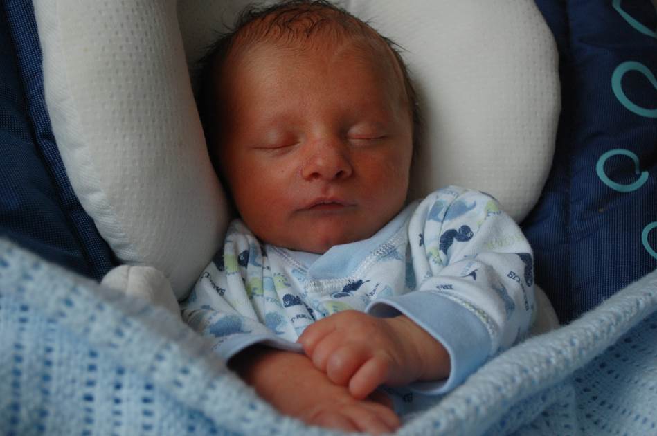 5th Aug '13: blissfully content at 6 days old